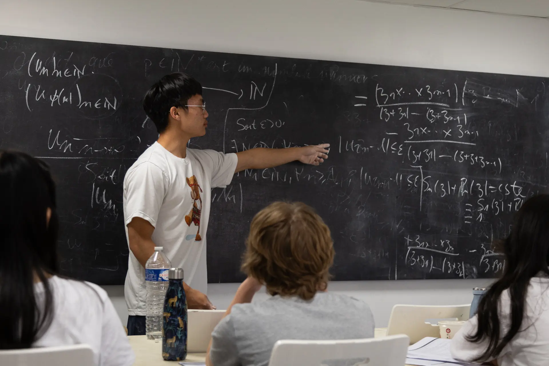 Cours de mathématiques au tableau
