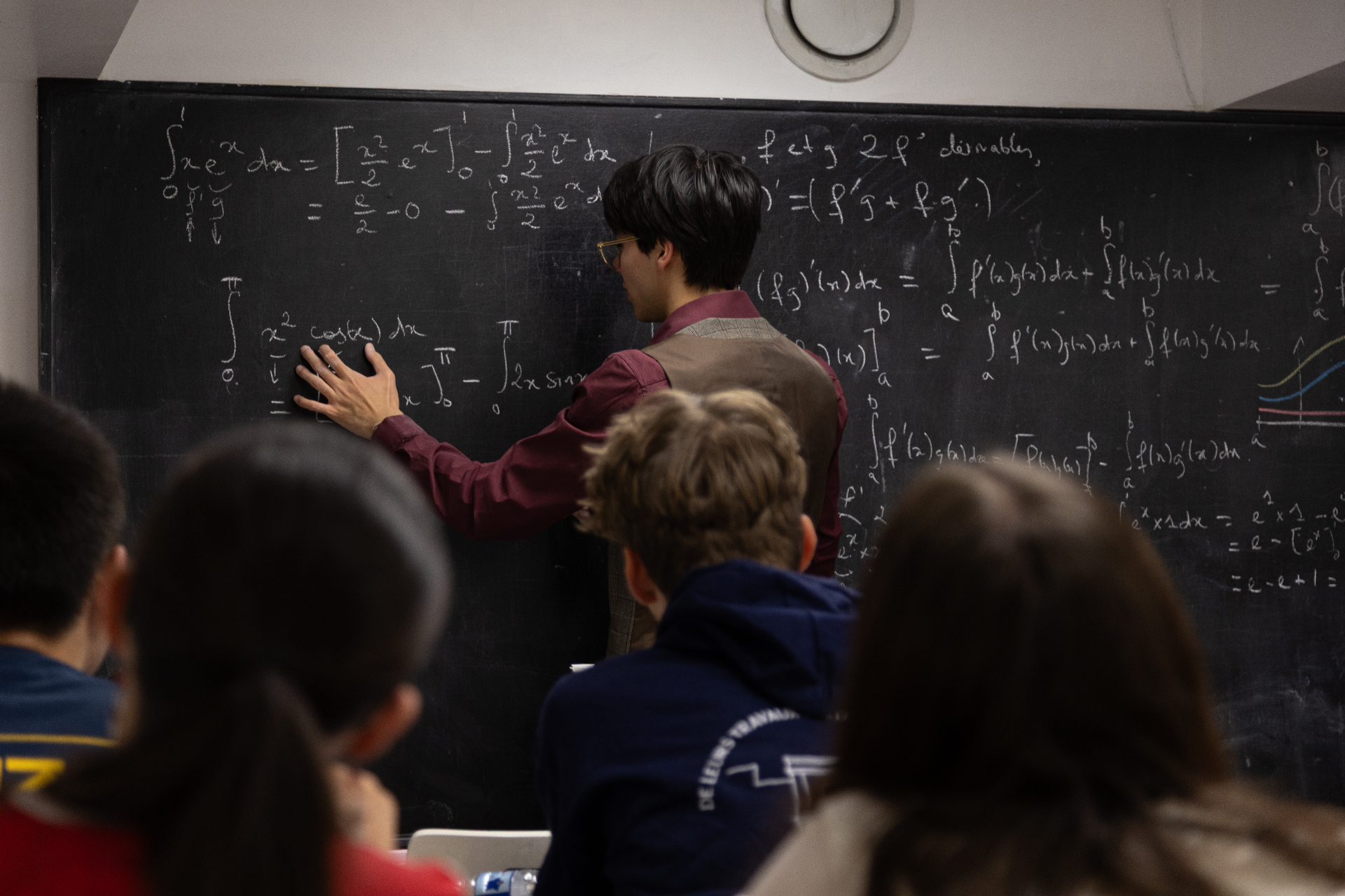Professeur expliquant les mathématiques