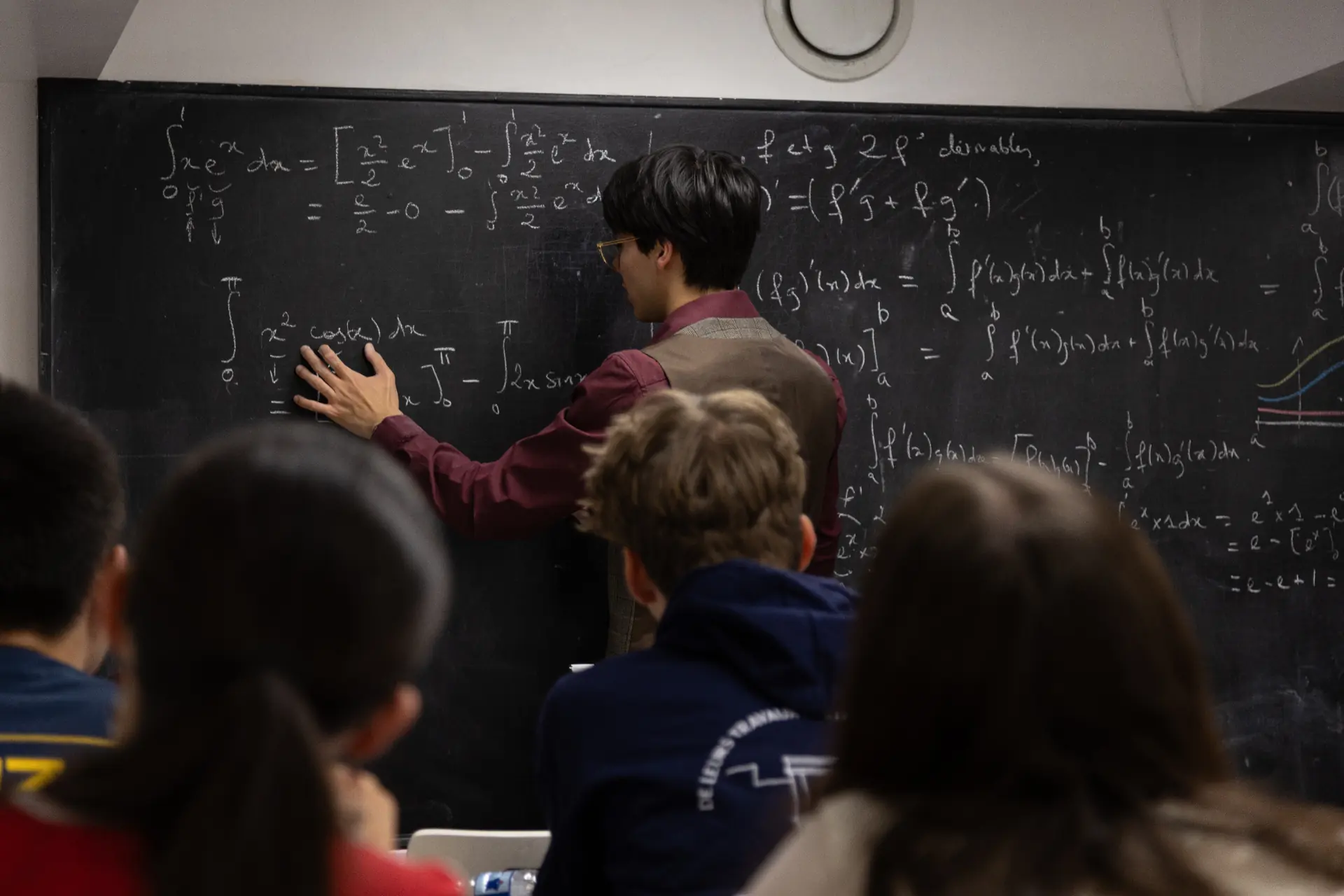 Professeur expliquant les mathématiques